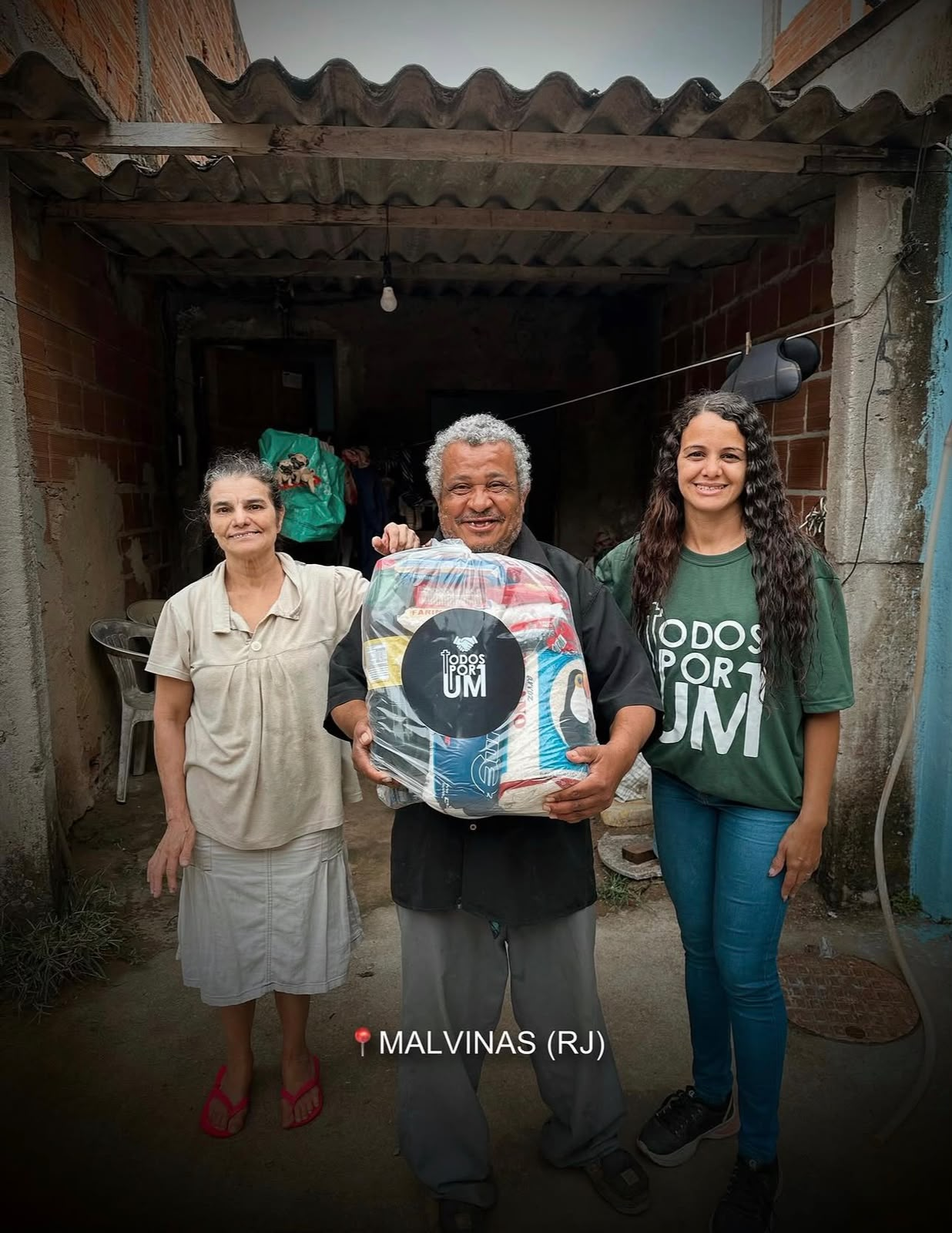 Casal recebendo cesta básica da Todos Por Um em Malvinas, Rio de Janeiro